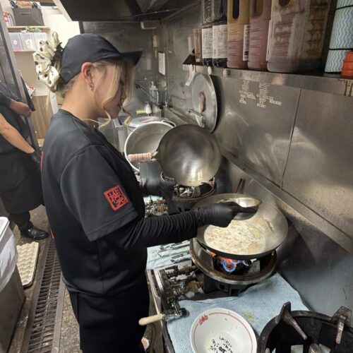 辛麺屋桝元 洗い場で作業するスタッフ