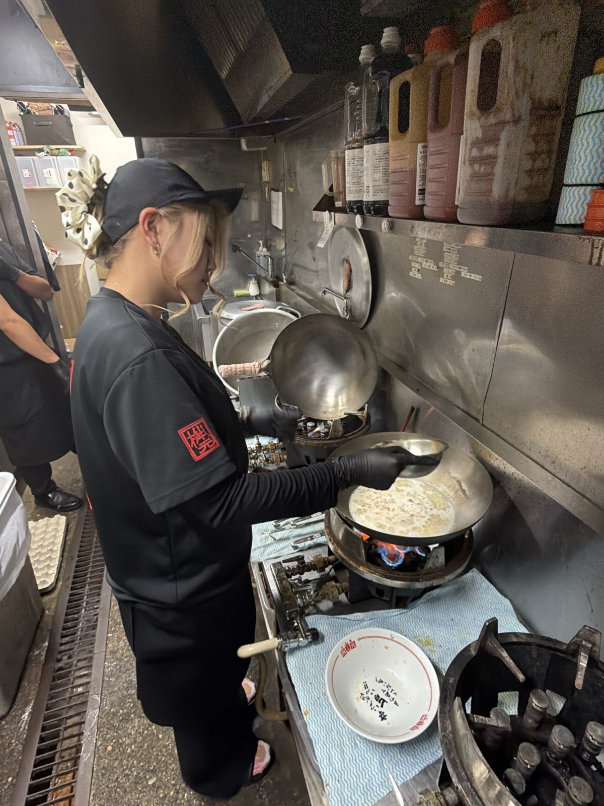 辛麺屋桝元 洗い場で作業するスタッフ