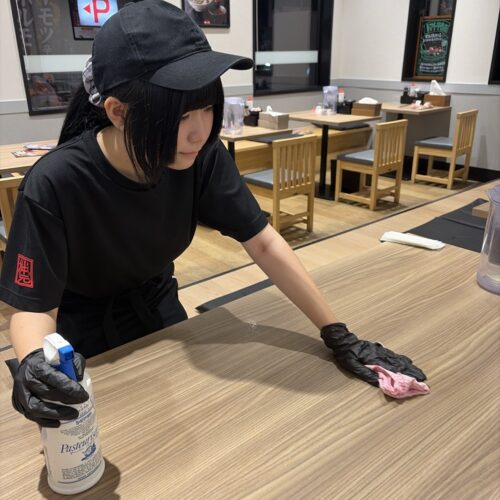 辛麺屋桝元 ホールで接客するスタッフ