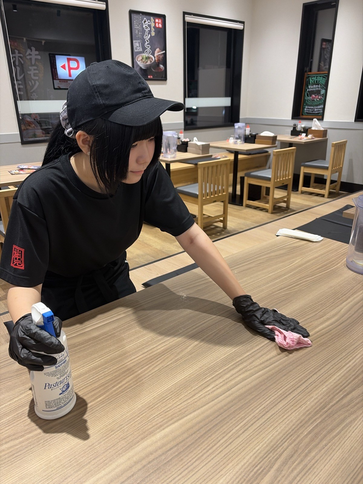 辛麺屋桝元 ホールで接客するスタッフ