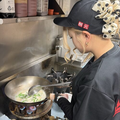 辛麺屋桝元 厨房で調理するスタッフ