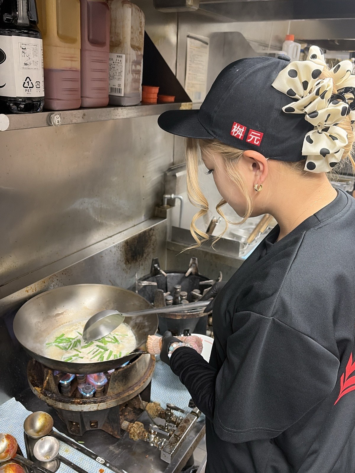 辛麺屋桝元 厨房で調理するスタッフ