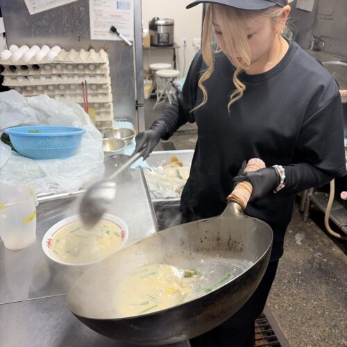 辛麺屋桝元 厨房でラーメンを調理するスタッフ