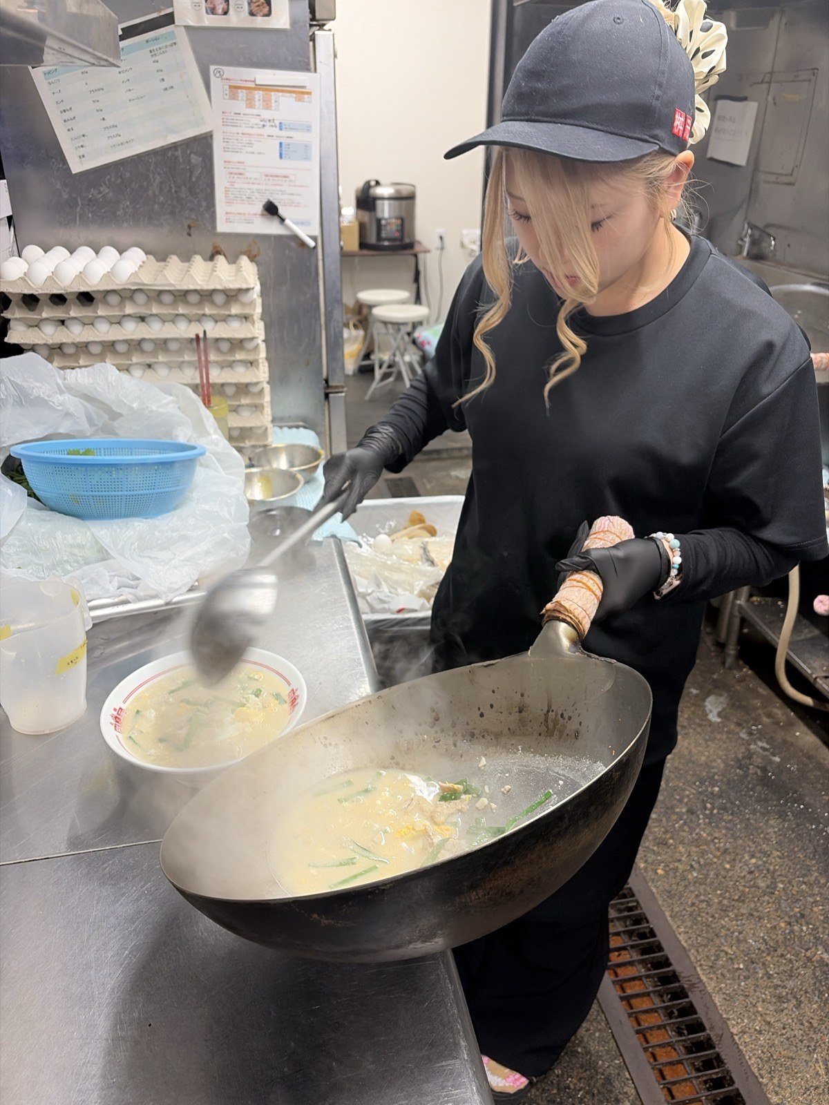 辛麺屋桝元 厨房でラーメンを調理するスタッフ