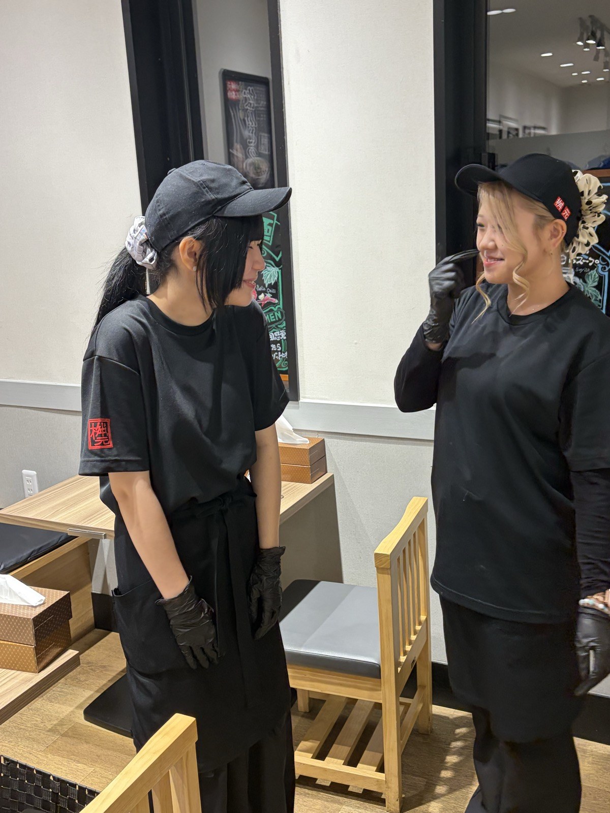 辛麺屋桝元 店内とスタッフ